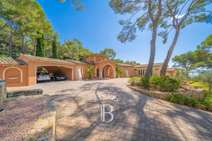 Image No.8-6 Bed House for sale