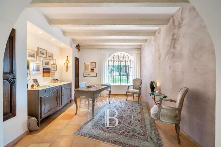 Image No.9-6 Bed House for sale