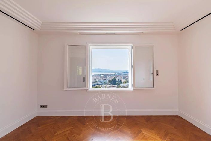 Image No.15-5 Bed House for sale