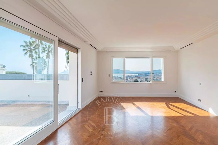 Image No.8-5 Bed House for sale