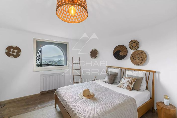 Image No.8-5 Bed House for sale