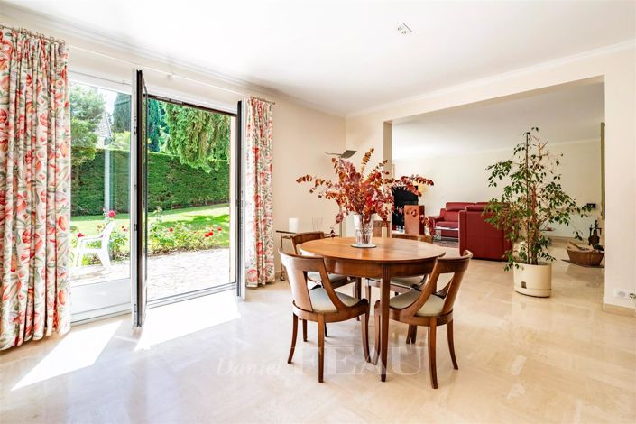 Image No.8-5 Bed House for sale