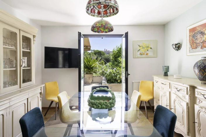 Image No.8-5 Bed House for sale