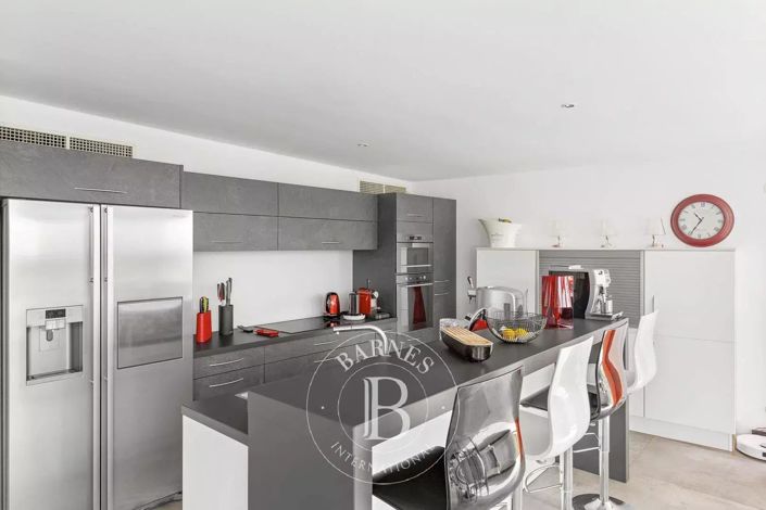 Image No.8-5 Bed House for sale