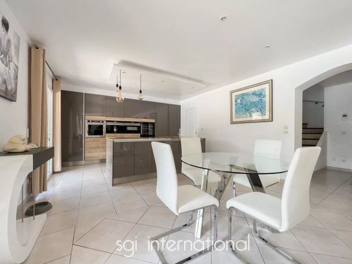 Image No.8-5 Bed House for sale