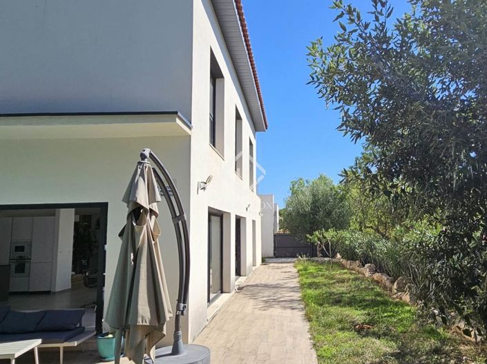 Image No.12-5 Bed House for sale