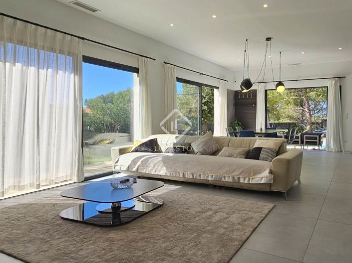 Image No.2-5 Bed House for sale