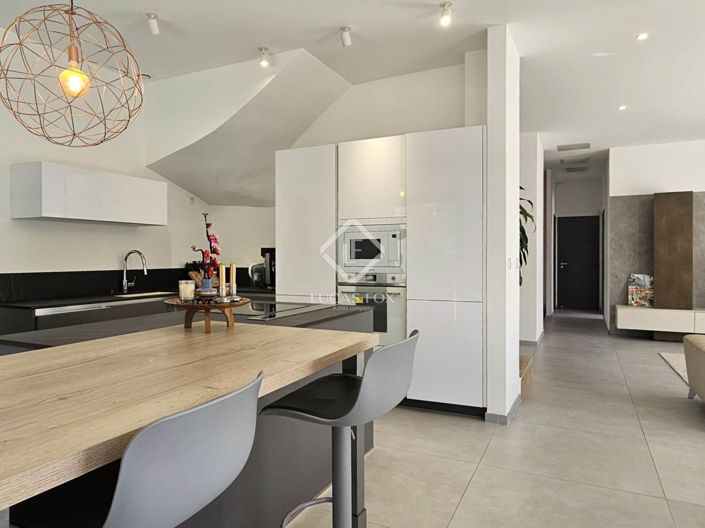 Image No.6-5 Bed House for sale