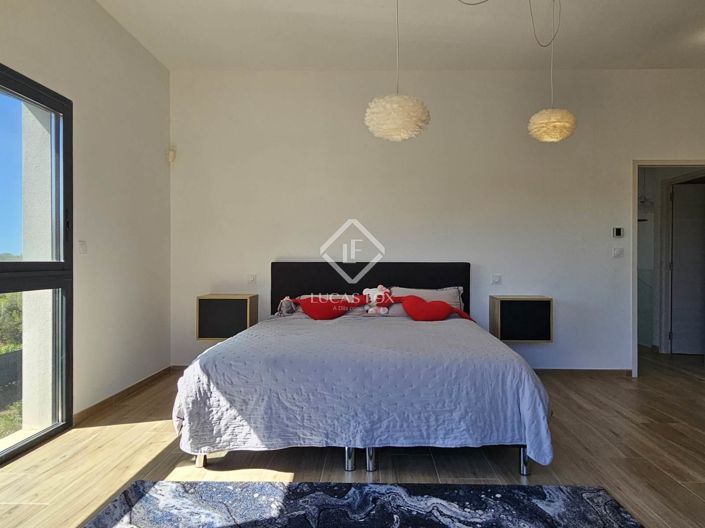 Image No.7-5 Bed House for sale