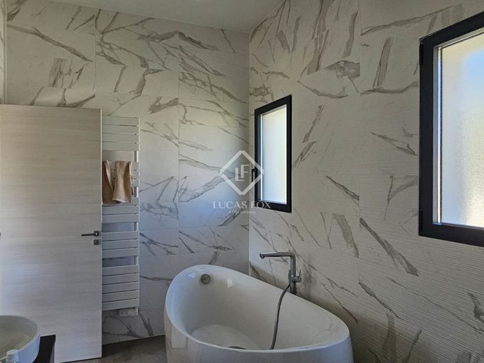 Image No.9-5 Bed House for sale