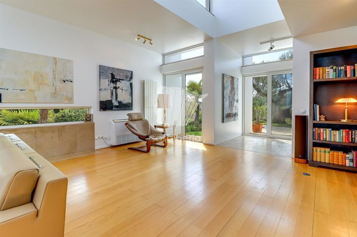 Image No.10-3 Bed House for sale