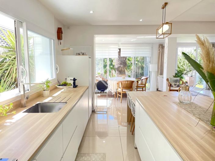 Image No.1-8 Bed House for sale