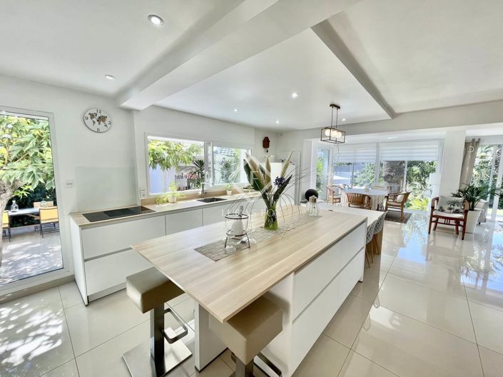 Image No.10-8 Bed House for sale