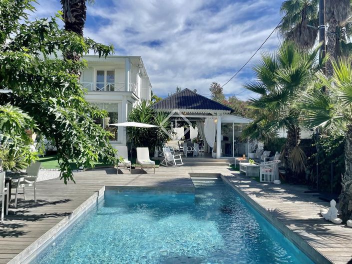 Image No.2-8 Bed House for sale