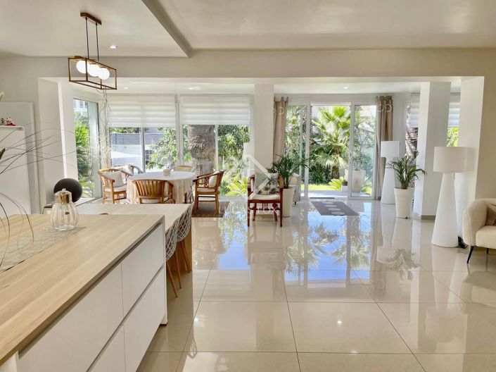 Image No.3-8 Bed House for sale