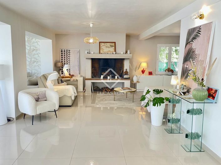 Image No.4-8 Bed House for sale