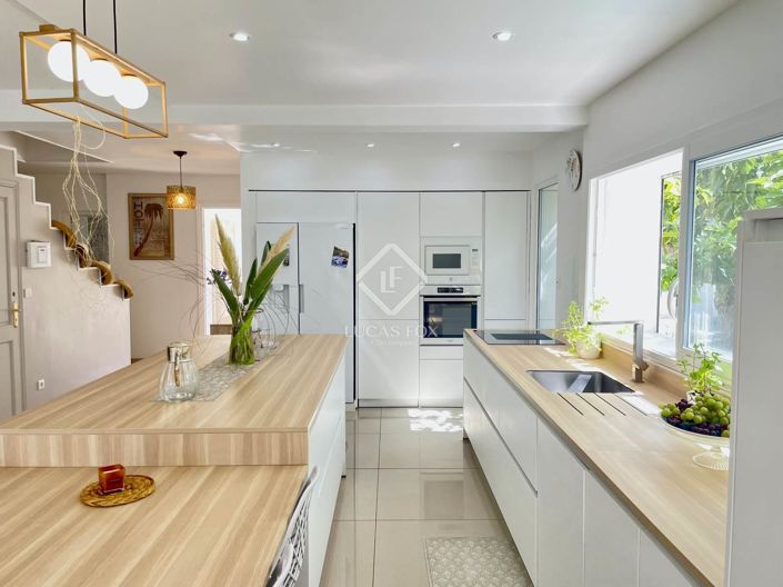 Image No.6-8 Bed House for sale