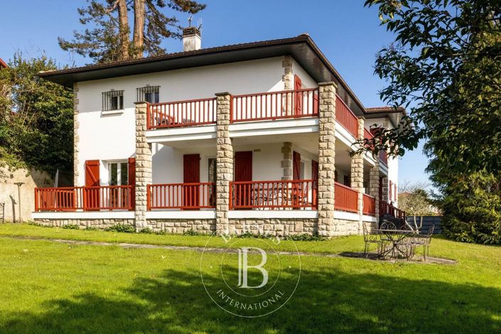 Image No.1-8 Bed House for sale