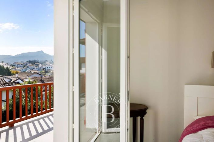 Image No.18-8 Bed House for sale