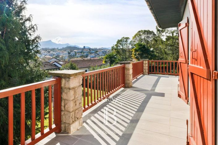 Image No.2-8 Bed House for sale