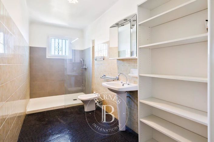 Image No.24-8 Bed House for sale