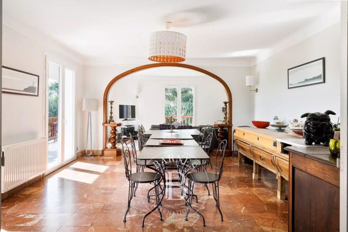 Image No.6-8 Bed House for sale