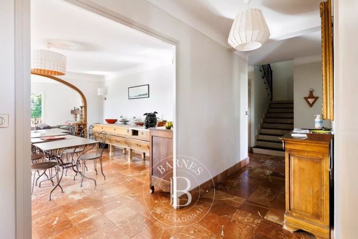 Image No.8-8 Bed House for sale