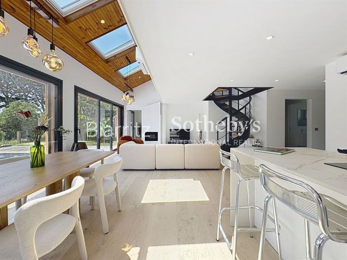 Image No.1-4 Bed Apartment for sale
