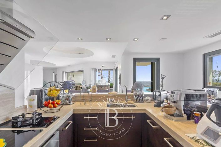 Image No.16-6 Bed House for sale