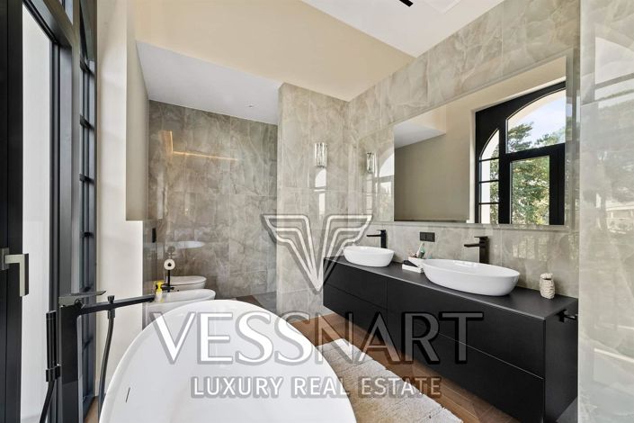 Image No.8-5 Bed House for sale