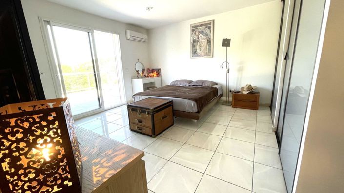 Image No.8-5 Bed House for sale