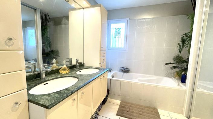 Image No.9-5 Bed House for sale