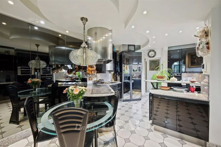 Image No.17-6 Bed House for sale