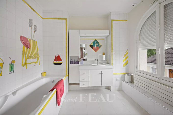 Image No.19-6 Bed House for sale