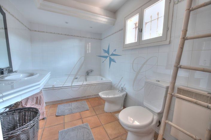 Image No.10-5 Bed House for sale