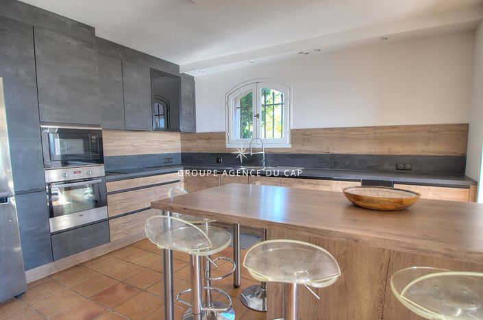 Image No.8-5 Bed House for sale