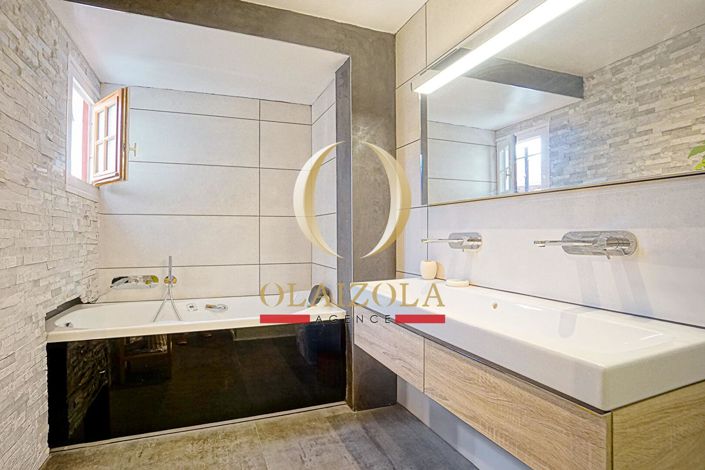 Image No.6-5 Bed House for sale