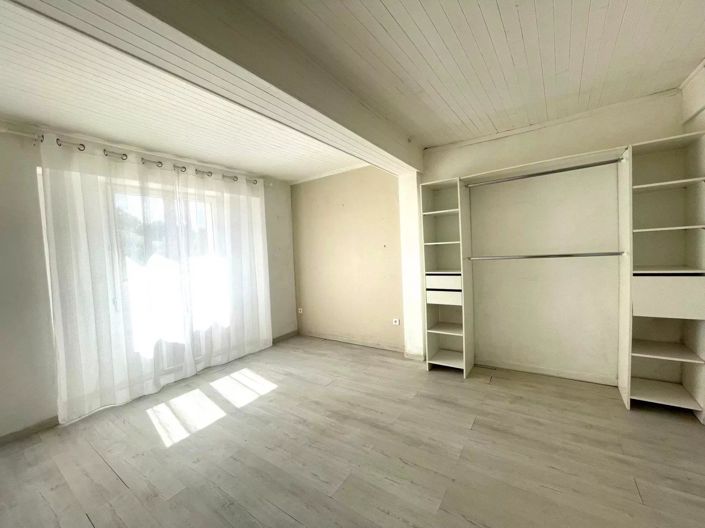 Image No.6-5 Bed House for sale