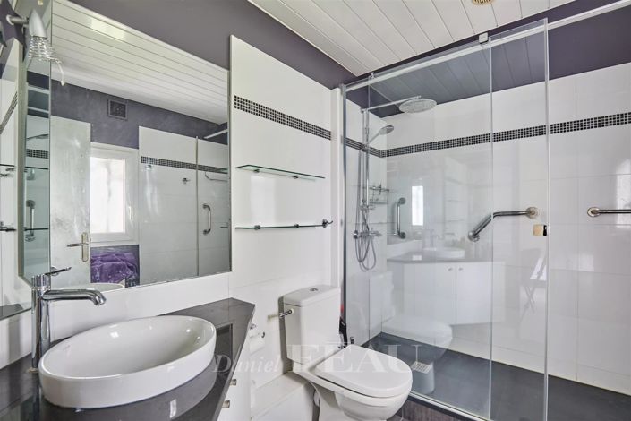 Image No.25-6 Bed House for sale