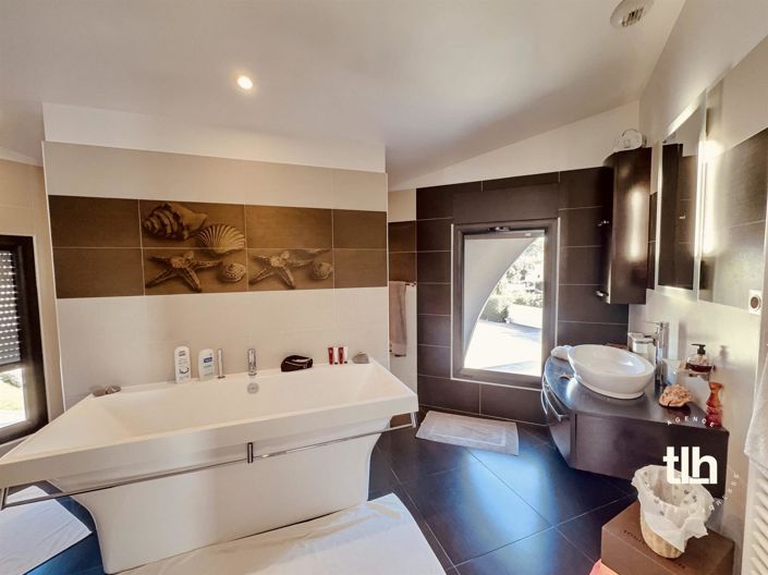 Image No.4-4 Bed Property for sale