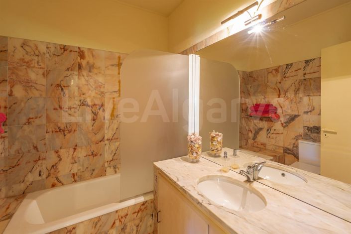 Image No.21-4 Bed House for sale