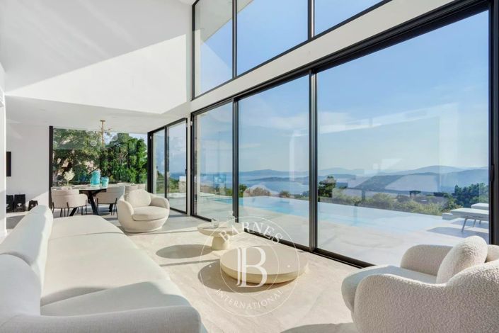 Image No.2-4 Bed House for sale