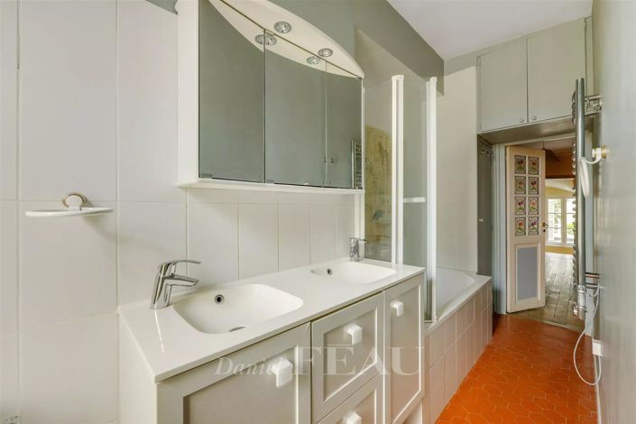 Image No.8-6 Bed House for sale