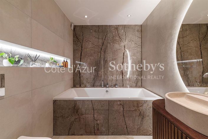 Image No.10-5 Bed Property for sale