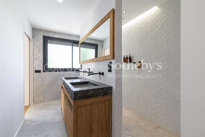 Image No.6-5 Bed Property for sale