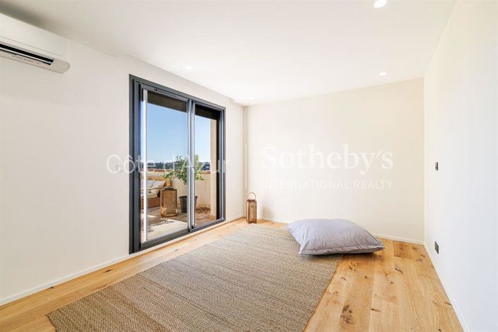 Image No.9-5 Bed Property for sale