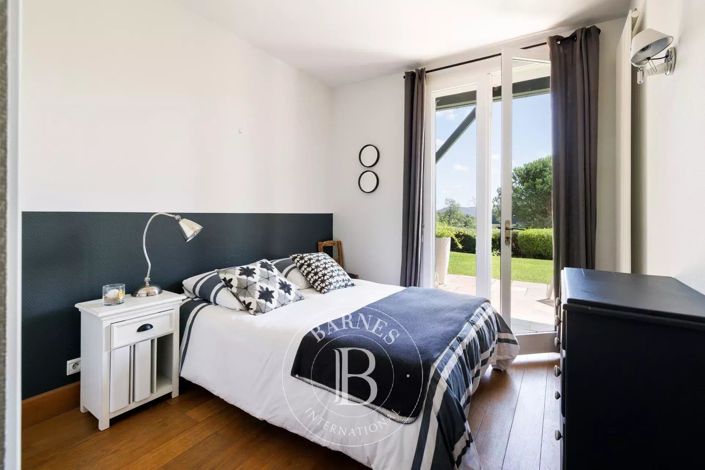 Image No.18-6 Bed House for sale