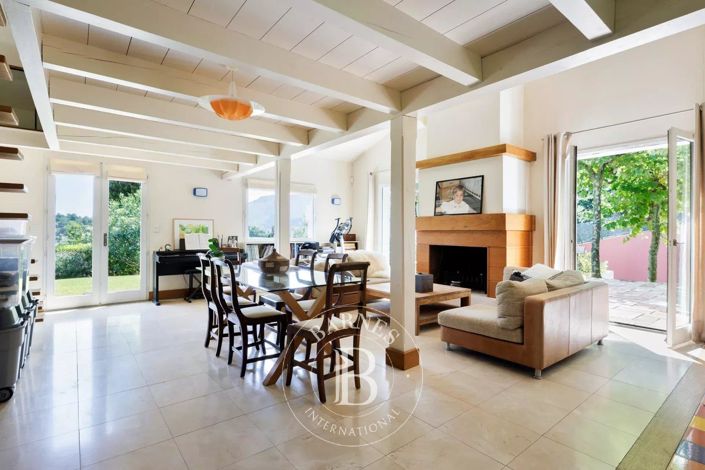 Image No.19-6 Bed House for sale