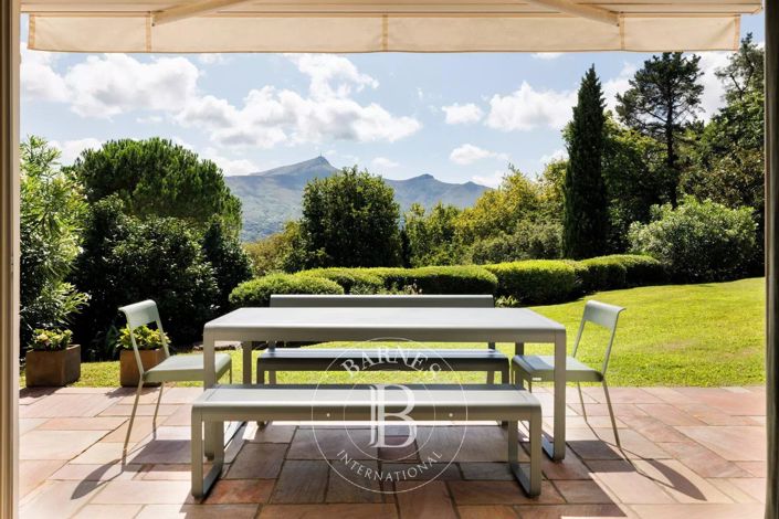 Image No.5-6 Bed House for sale