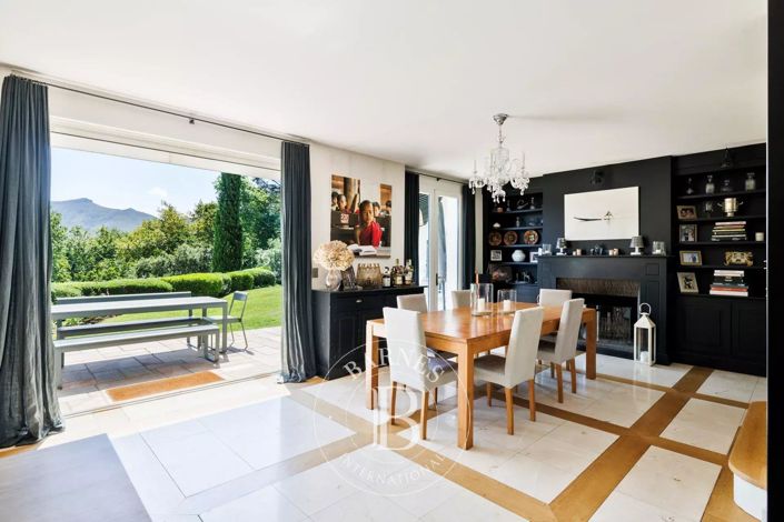 Image No.8-6 Bed House for sale